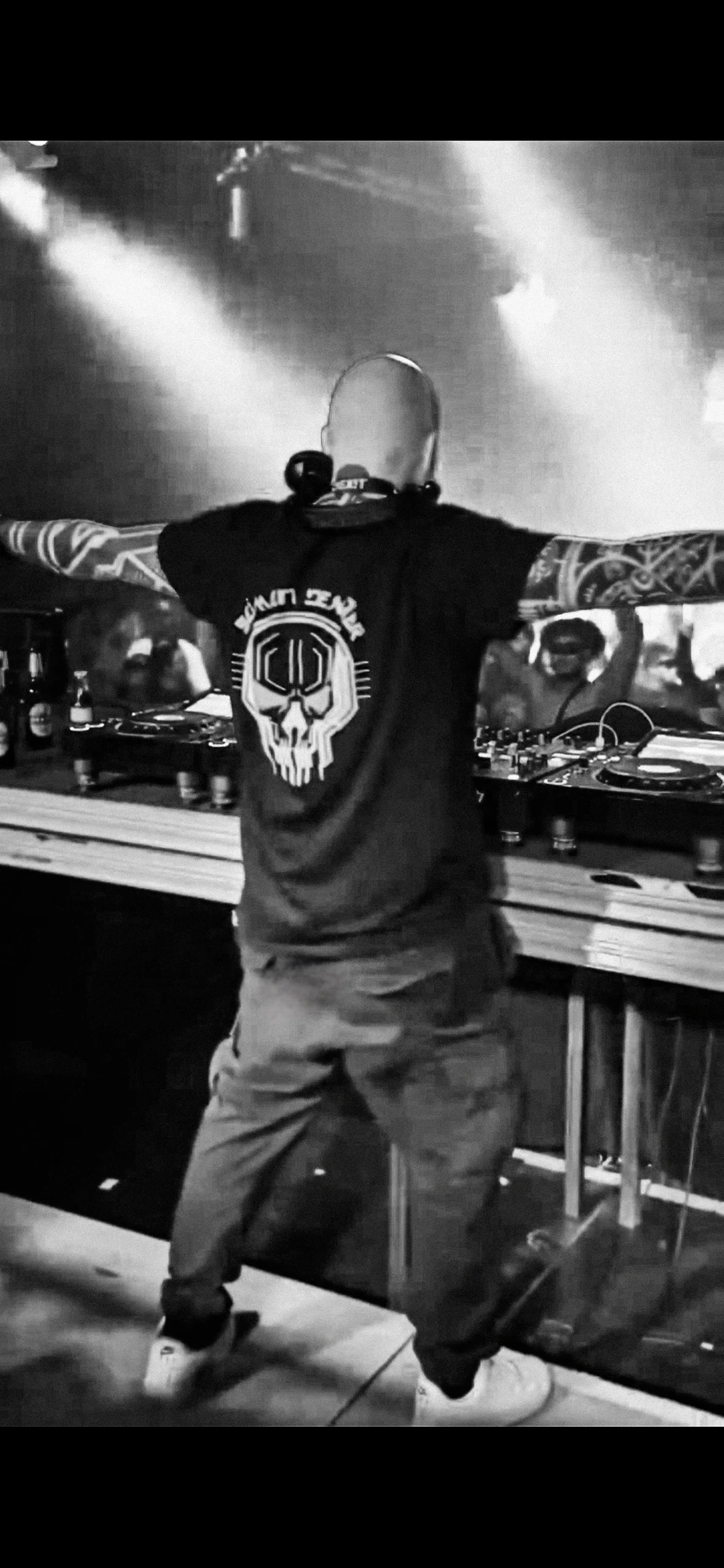 SEIMEN DEXTER performing